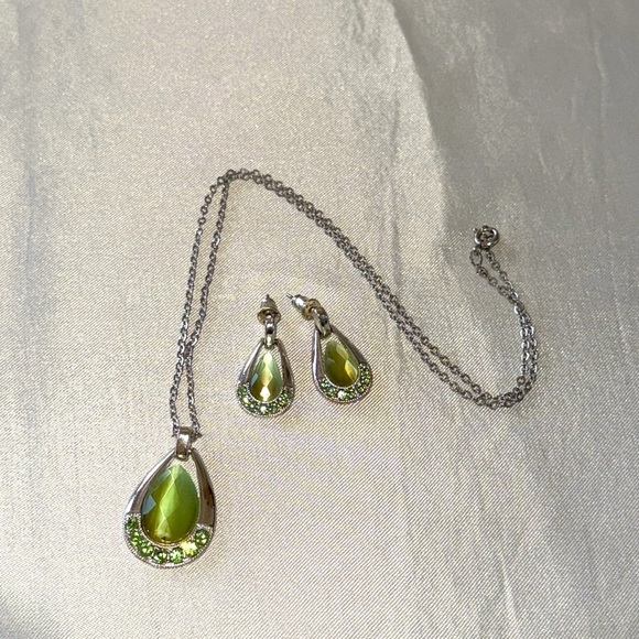 Elegant Silver Green Cats Eye & Peridot Gemstone Pendant & Earrings Jewelry Set - Picture 11 of 12
